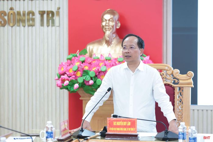 Đồng chí Nguyễn Duy Lâm - Ủy viên Trung ương Đảng, Bí thư Tỉnh ủy, Trưởng đoàn ĐBQH tỉnh, Trưởng ban Chỉ đạo các dự án đầu tư trọng điểm trên địa bàn tỉnh phát biểu chỉ đạo tại cuộc làm việc.