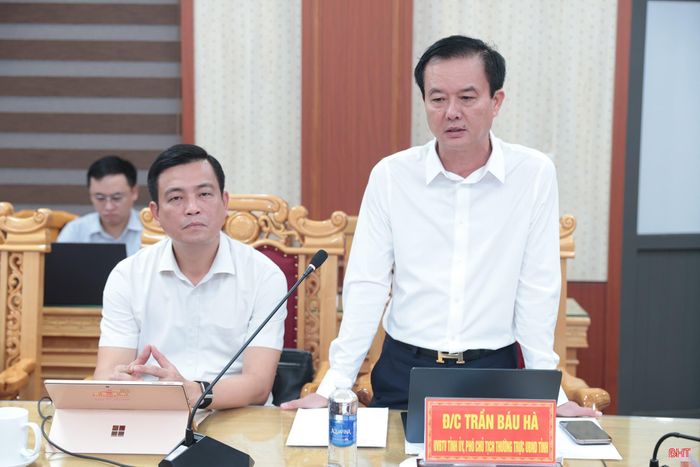 Đồng chí Trần Báu Hà - Ủy viên BTV Tỉnh ủy, Phó Chủ tịch Thường trực UBND tỉnh báo cáo tại cuộc làm việc.
