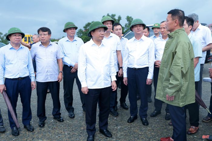 Bí thư Tỉnh ủy Nguyễn Duy Lâm và đoàn công tác nghe đại diện chủ đầu tư báo cáo về tiến độ thực hiện dự án đường trục chính trung tâm nối quốc lộ 1 đoạn tránh Kỳ Anh đến cụm Cảng nước sâu Vũng Áng - Sơn Dương.