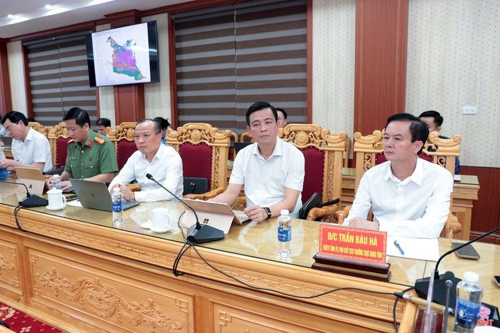 Đồng chí Trần Báu Hà - Ủy viên BTV Tỉnh ủy, Phó Chủ tịch Thường trực UBND tỉnh và đồng chí Nguyễn Thành Đồng - Ủy viên BTV Tỉnh ủy, Chủ tịch Ủy ban MTTQ tỉnh cùng các đại biểu tham dự cuộc làm việc.