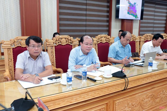 Đồng chí Dương Tất Thắng – Ủy viên BTV Tỉnh ủy, Phó Chủ tịch Thường trực HĐND tỉnh và các đại biểu tham dự cuộc làm việc.