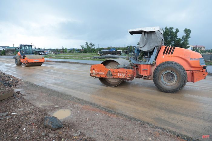 Dự án đường trục chính trung tâm nối quốc lộ 1 đoạn tránh Kỳ Anh đến cụm Cảng nước sâu Vũng Áng - Sơn Dương đang được triển khai thi công.