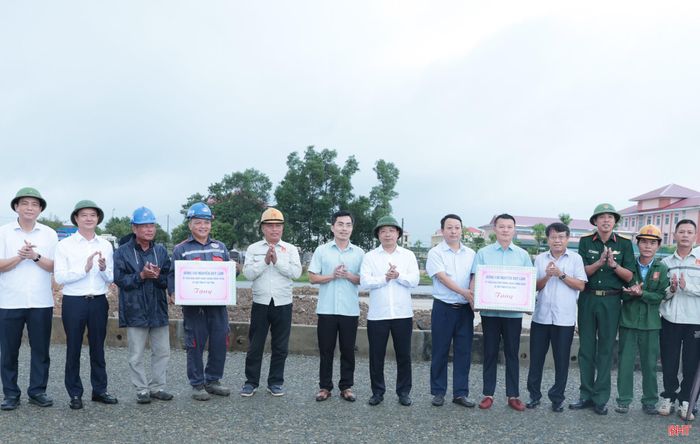 Bí thư Tỉnh ủy và lãnh đạo tỉnh tặng quà động viên chủ đầu tư, nhà thầu thi công đường trục chính trung tâm nối quốc lộ 1 đoạn tránh Kỳ Anh đến cụm Cảng nước sâu Vũng Áng - Sơn Dương.