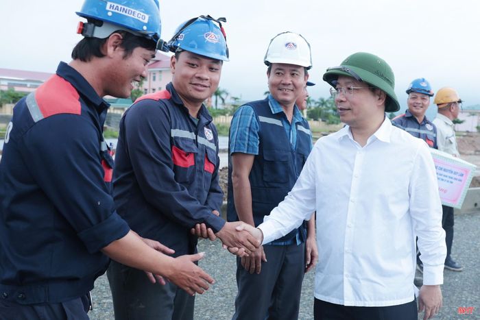 Đồng chí Bí thư Tỉnh ủy động viên các công nhân thi công đường trục chính trung tâm nối quốc lộ 1 đoạn tránh Kỳ Anh đến cụm Cảng nước sâu Vũng Áng - Sơn Dương.