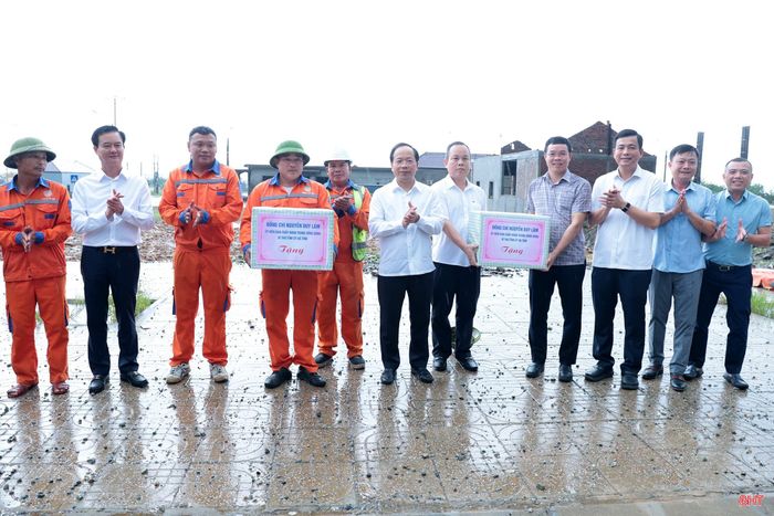 Bí thư Tỉnh ủy Nguyễn Duy Lâm và các đồng chí lãnh đạo tỉnh tặng quà động viên chủ đầu tư, nhà thầu thi công dự án hạ tầng khu tái định cư ở phường Vũng Áng.