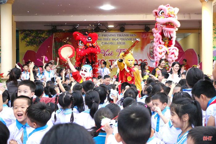  Mùa trăng đầu tiên của Trường Tiểu học Thành Sen không chỉ mang đến niềm vui cho học sinh mà còn tạo môi trường học tập thân thiện, gắn kết; đồng thời, trở thành dấu mốc mới trong hành trình xây dựng môi trường giáo dục hiện đại, nhân văn ở phường trung tâm mới của Hà Tĩnh. 