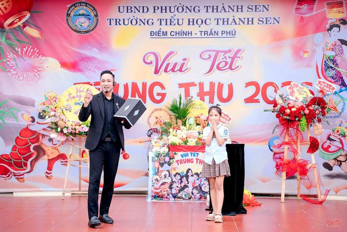 Tại điểm chính Trần Phú, nhiều hoạt động ý nghĩa đã được tổ chức, mang đến cho học sinh những trải nghiệm vui tươi, bổ ích trong dịp Tết Trung thu.