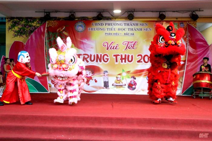 Sau các tiết mục văn nghệ sôi động, tiếng trống hội rộn rã vang lên cũng là lúc màn múa lân đặc sắc được bắt đầu. Đây là tiết mục được các em học sinh mong chờ nhất