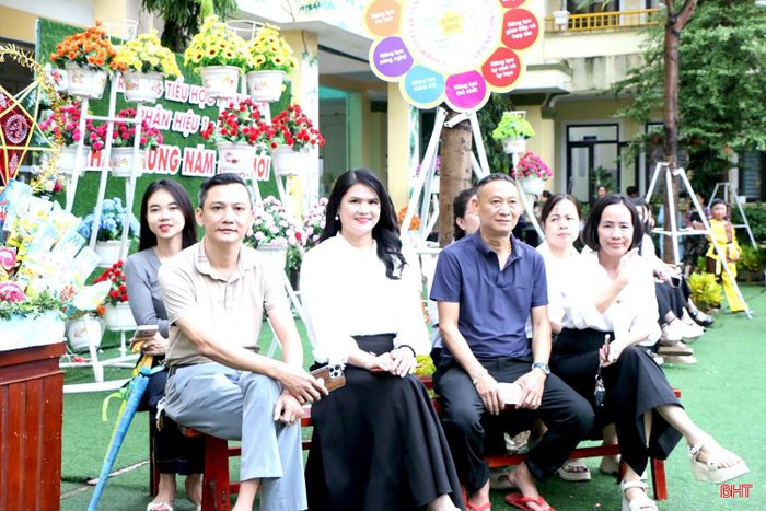 Cô Nguyễn Thị Phương Loan - Hiệu trưởng nhà trường cùng Ban Giám hiệu, đại diện Hội Cha mẹ học sinh tham dự chương trình.