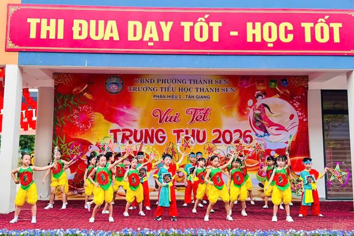 Tại Phân hiệu 2 - Tân Giang, không khí chương trình "Vui Tết Trung thu" cũng diễn ra sôi nổi, rộn ràng với nhiều hoạt động hấp dẫn, thu hút sự tham gia hào hứng của học sinh.