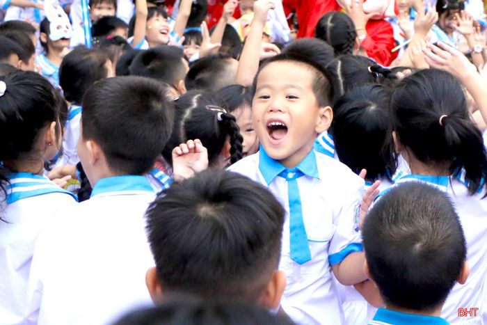 Những nụ cười hồn nhiên, rạng rỡ là hình ảnh đẹp nhất của ngày hội thiếu nhi dưới mái trường mới.