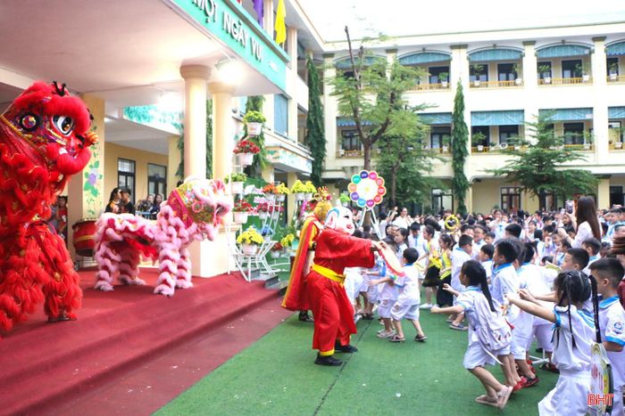 Những màn giao lưu giữa đội múa lân và các em học sinh khiến nhiều bạn nhỏ thích thú.