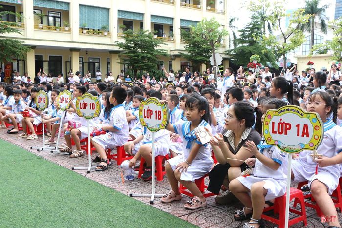 Trường Tiểu học Thành Sen ra đời từ việc sáp nhập Trường Tiểu học Bắc Hà, Trường Tiểu học Trần Phú và Trường Tiểu học Tân Giang, trở thành một trong những trường tiểu học có quy mô lớn với 70 lớp và 2.513 học sinh. Trung thu năm nay cũng là mùa trăng đầu tiên cô và trò nhà trường cùng đón dưới mái trường mới. Trong ảnh: Học sinh Trường TH Thành Sen - phân hiệu 1 chăm chú theo dõi chương trình "Vui Tết Trung thu". 