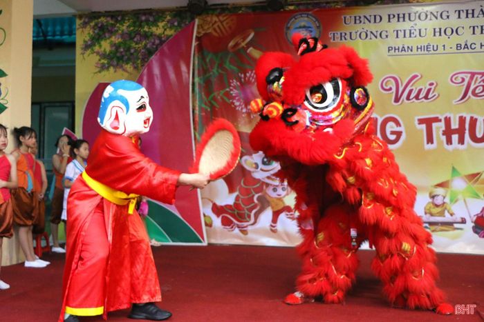 Những bước nhảy uyển chuyển, những màn biểu diễn vui nhộn của đoàn lân nhận được sự cổ vũ hào hứng của các em học sinh.