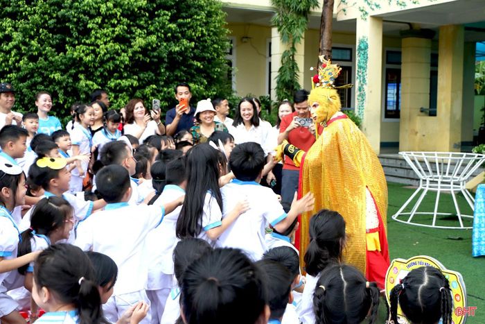 Nhân vật Tôn Ngộ Không xuất hiện trong tiếng reo hò phấn khích của học sinh, góp phần làm cho ngày hội trăng rằm thêm sinh động và hấp dẫn.