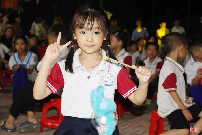  UBND xã Đức Thọ cũng vừa tổ chức đêm hội “Vui Tết Trung thu năm 2026” tại Trường Tiểu học Đức Thọ (phân hiệu Hòa Lạc). Tại chương trình, các em học sinh được thưởng thức các tiết mục văn nghệ do đội văn nghệ nhà trường biểu diễn, giao lưu cùng chú Cuội, chị Hằng, tham gia múa tập thể, trò chơi và phá cỗ Trung thu. (Ảnh: Truyền thông xã Đức Thọ). 