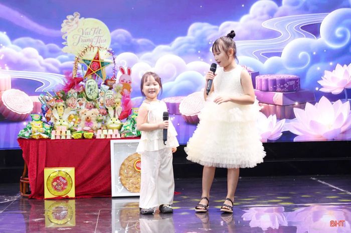  Các em nhỏ biểu diễn các tiết mục, mang đến không khí vui tươi, rộn ràng cho đêm hội. 