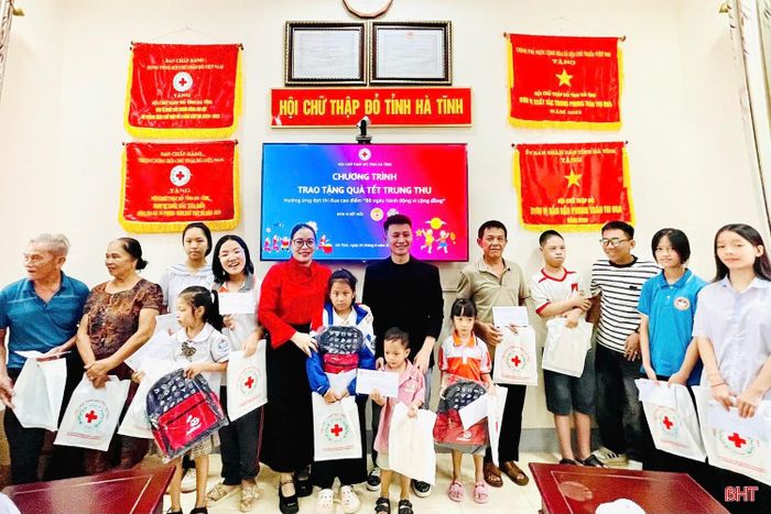 Trong ngày 24/9, Hội Chữ thập đỏ tỉnh Hà Tĩnh tổ chức trao quà Tết Trung thu cho học sinh có hoàn cảnh khó khăn tại phường Thành Sen và phường Hà Huy Tập. Hoạt động nằm trong chương trình “Thắp sáng mùa trăng yêu thương” do nhóm “3 Ông Bố Đảm” tổ chức với sự đồng hành của Đoàn Lân Sư Rồng Hoàng Kim Đường cùng các tổ chức, đơn vị và nhà hảo tâm.