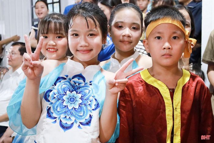 Tại thôn Nam Phố (xã Hương Sơn), chương trình "Tết Trung thu" được Ban Công tác Mặt trận thôn tổ chức đã thu hút đông đảo thiếu nhi trên địa bàn tham gia. Đêm hội mang đến cho các em những khoảnh khắc vui tươi, hào hứng bên bạn bè và cùng hòa mình vào không khí rộn ràng của mùa trăng.