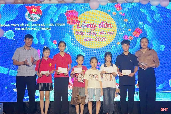 Cũng trong tối ngày 24/9, UBND xã Phúc Trạch phối hợp với Đoàn Thanh niên xã và Ban Công tác Mặt trận thôn Phúc Trung tổ chức chương trình “Lồng đèn thắp sáng ước mơ”, thu hút 350 thiếu nhi tham gia. Dịp này, Ban tổ chức đã trao 22 suất quà với tổng trị giá 7 triệu đồng cho các em nhỏ có hoàn cảnh khó khăn.