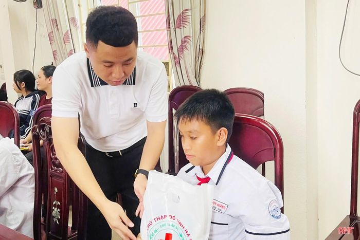 Ban tổ chức đã trao tặng 78 triệu đồng tiền mặt cho 72 em học sinh. Bên cạnh đó, các em còn được nhận sách, vở, đồ dùng học tập và nhiều phần quà thiết thực, qua đó góp thêm niềm vui trong mùa Trung thu và động viên các em nỗ lực vươn lên trong học tập.