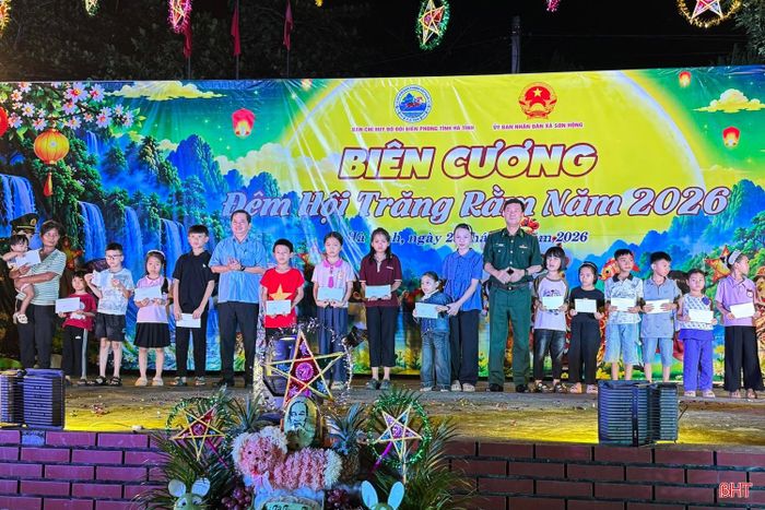  Để các em nhỏ ở vùng biên được vui đón Tết Trung thu, dịp này, Ban Chỉ huy Bộ đội Biên phòng Hà Tĩnh đã phối hợp với cấp ủy, chính quyền xã Sơn Hồng tổ chức chương trình “Biên cương - Đêm hội Trăng rằm” năm 2026. Chương trình đã thu hút hơn 600 em nhỏ và Nhân dân đến chung vui. 