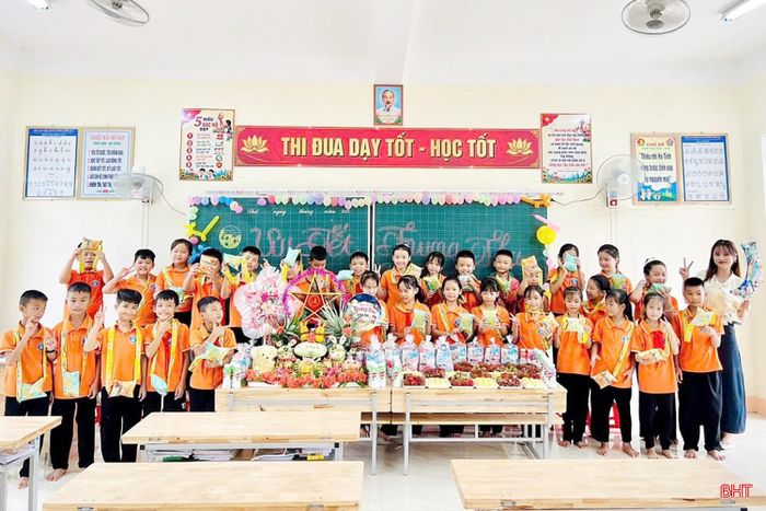  Những hoạt động đón Tết Trung thu tại Hà Tĩnh không chỉ mang đến niềm vui cho thiếu nhi mà còn thể hiện sự quan tâm, chăm lo của gia đình, nhà trường và xã hội đối với trẻ em. Qua đó, những giá trị đẹp của Tết Trung thu tiếp tục được gìn giữ và trao truyền, để mỗi mùa trăng trở thành một phần ký ức tuổi thơ của các em. Trong ảnh: Học sinh Trường Phổ thông nội trú TH&THCS Sơn Kim 1 đón Tết Trung thu. 