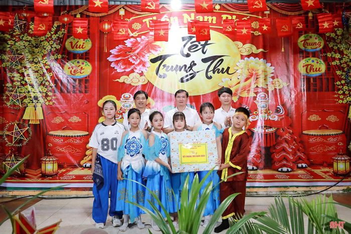 Dịp này, lãnh đạo Đảng uỷ, Ủy ban MTTQ xã Hương Sơn cũng đã trao tặng các phần quà ý nghĩa cho các em thiếu nhi tại thôn Nam Phố.