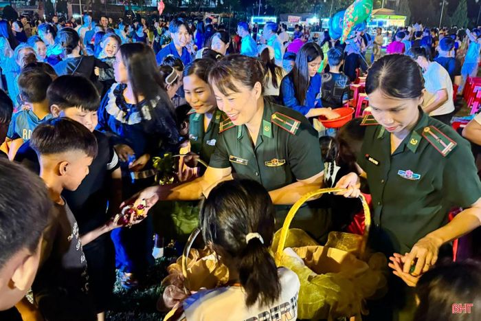  Tại chương trình, BĐBP Hà Tĩnh, Sở Giáo dục và Đào tạo, xã Sơn Hồng đã trao tặng 120 suất quà (mỗi suất trị giá 500 nghìn đồng) cho học sinh có hoàn cảnh khó khăn nhưng đạt thành tích cao trong học tập và các em thuộc chương trình “Nâng bước em tới trường”, “Em nuôi vùng biên”. 