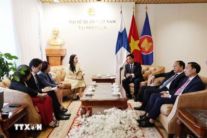 Phó Chủ tịch Quốc hội Nguyễn Doãn Anh gặp gỡ cán bộ, nhân viên Đại sứ quán Việt Nam tại Phần Lan. (Ảnh: Việt Thắng/TTXVN)