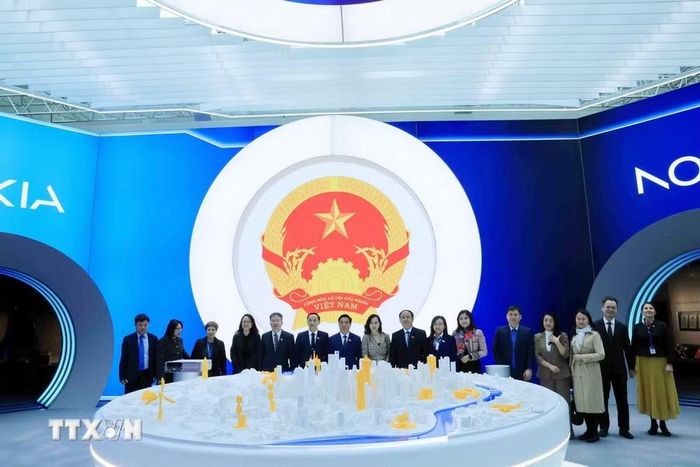 Phó Chủ tịch Quốc hội Nguyễn Doãn Anh và Đoàn đại biểu Quốc hội Việt Nam thăm trụ sở Tập đoàn NOKIA. (Ảnh: Việt Thắng/TTXVN)