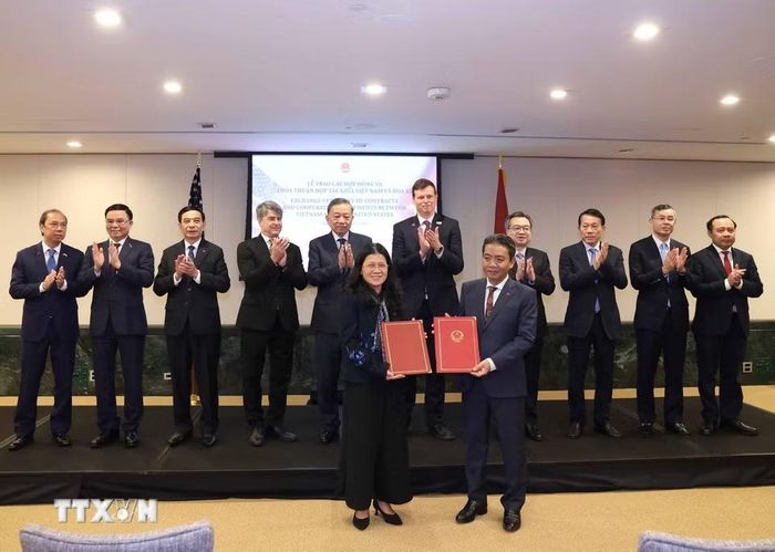 Tổng Bí thư, Chủ tịch nước Tô Lâm chứng kiến lễ trao các hợp đồng, thỏa thuận hợp tác giữa doanh nghiệp Việt Nam và Hoa Kỳ. (Ảnh: Thống Nhất/TTXVN)