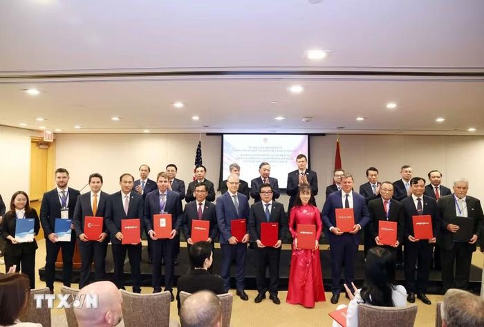 Tổng Bí thư, Chủ tịch nước Tô Lâm chứng kiến lễ trao các hợp đồng, thỏa thuận hợp tác giữa doanh nghiệp Việt Nam và Hoa Kỳ. (Ảnh: Thống Nhất/TTXVN)