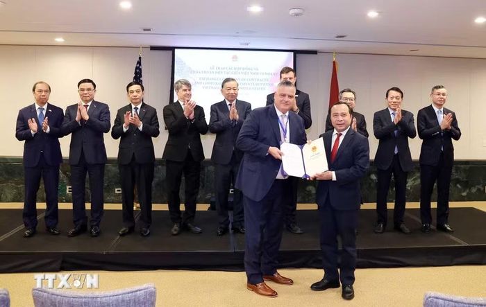 Tổng Bí thư, Chủ tịch nước Tô Lâm chứng kiến lễ trao các hợp đồng, thỏa thuận hợp tác giữa doanh nghiệp Việt Nam và Hoa Kỳ. (Ảnh: Thống Nhất/TTXVN)