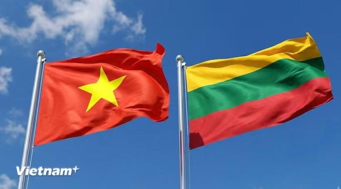 Cờ Việt Nam và cờ Litva. (Ảnh: Vietnam+)