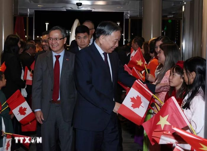 Cán bộ, nhân viên Đại sứ quán và đại diện cộng đồng người Việt Nam tại Canada đón Tổng Bí thư, Chủ tịch nước Tô Lâm. (Ảnh: Thống Nhất/TTXVN)