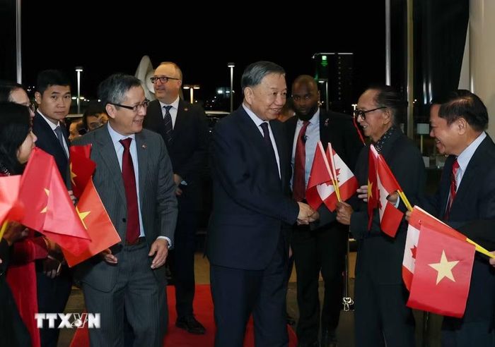 Cán bộ, nhân viên Đại sứ quán và đại diện cộng đồng người Việt Nam tại Canada đón Tổng Bí thư, Chủ tịch nước Tô Lâm. (Ảnh: Thống Nhất/TTXVN)
