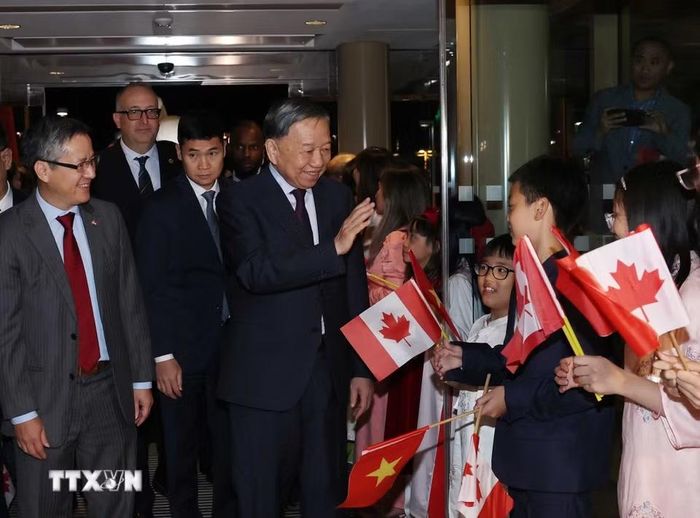 Cán bộ, nhân viên Đại sứ quán và đại diện cộng đồng người Việt Nam tại Canada đón Tổng Bí thư, Chủ tịch nước Tô Lâm. (Ảnh: Thống Nhất/TTXVN)