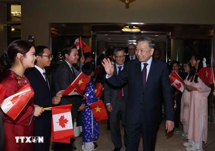 Cán bộ, nhân viên Đại sứ quán và đại diện cộng đồng người Việt Nam tại Canada đón Tổng Bí thư, Chủ tịch nước Tô Lâm. (Ảnh: Thống Nhất/TTXVN)