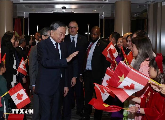 Cán bộ, nhân viên Đại sứ quán và đại diện cộng đồng người Việt Nam tại Canada đón Tổng Bí thư, Chủ tịch nước Tô Lâm. (Ảnh: Thống Nhất/TTXVN)