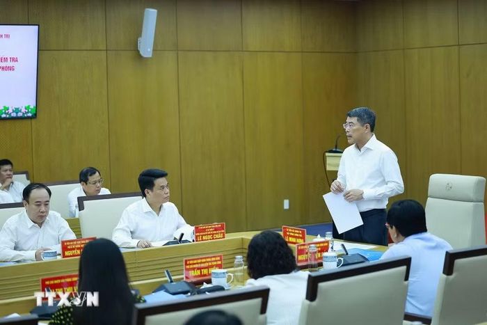 Đồng chí Lê Minh Hưng, Ủy viên Bộ Chính trị, Bí thư Đảng ủy Chính phủ, Thủ tướng Chính phủ, Trưởng đoàn kiểm tra, giám sát số 222 của Bộ Chính trị chủ trì Hội nghị. (Ảnh: Dương Giang/TTXVN)