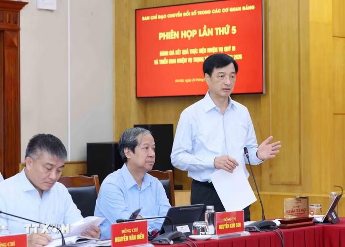 Đồng chí Nguyễn Duy Ngọc, Ủy viên Bộ Chính trị, Bí thư Trung ương Đảng, Trưởng Ban Tổ chức Trung ương, Phó Trưởng Ban Thường trực Ban Chỉ đạo chuyển đổi số trong các cơ quan đảng, phát biểu tại phiên họp. (Ảnh: Phương Hoa/TTXVN)