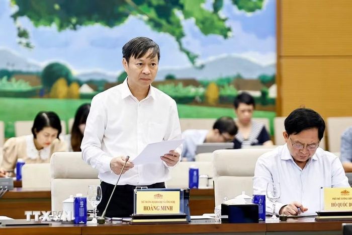 Thứ trưởng Bộ Khoa học và Công nghệ Hoàng Minh thuyết trình về nội dung cơ bản của dự thảo. (Ảnh: Doãn Tấn/TTXVN)