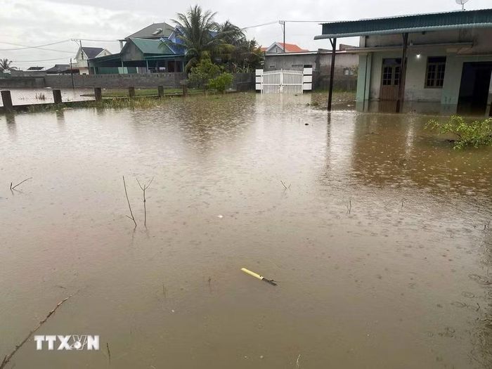 Mưa lũ gây ngập nhiều nhà dân ở vùng trũng thấp của thôn Văn Lâm 3, xã Thuận Nam, Khánh Hòa. (Ảnh: TTXVN phát)