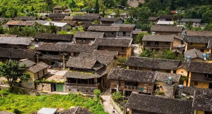  Những nếp nhà cổ được bảo tồn ở Lùng Tám. (Ảnh: CTV/Vietnam+) 