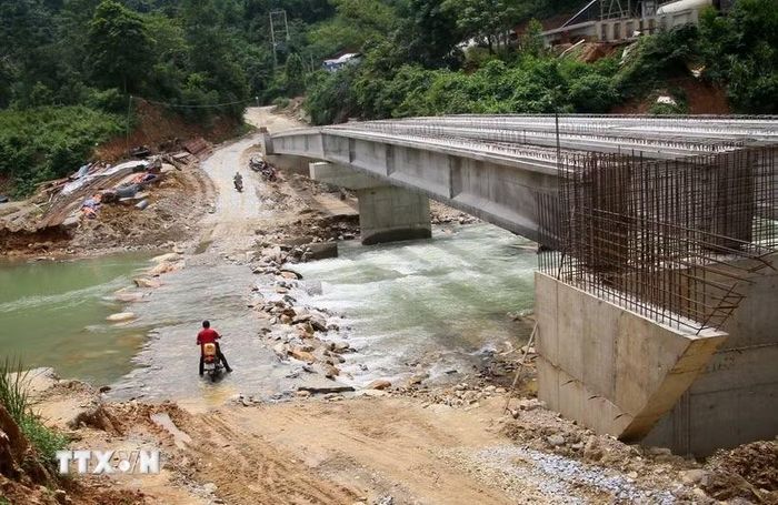 Người dân mong muốn sớm sửa chữa đường công vụ để thuận lợi cho việc đi lại trong khi chờ hoàn thiện các cầu Chà Lạp 1,2,3 trên tỉnh lộ 541B. (Ảnh: Văn Tý/TTXVN)
