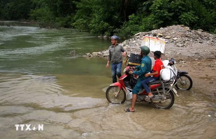 Người dân xã Tam Thái, Nghệ An đi mua các vật dụng thiết yếu sau thời gian dài bị cô lập. (Ảnh: Văn Tý/TTXVN)