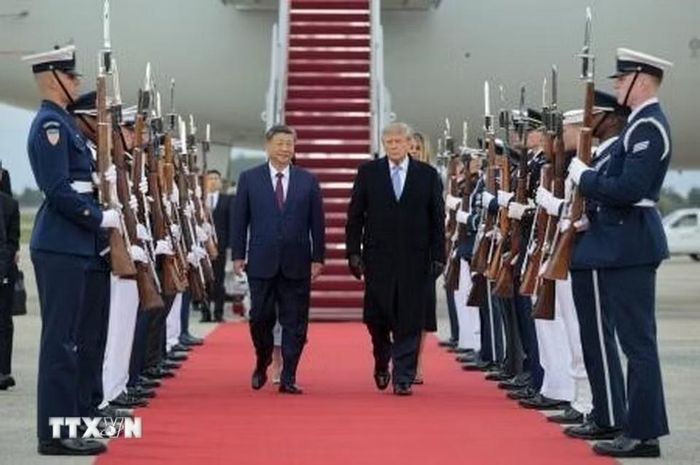 Tổng thống Mỹ Donald Trump và Chủ tịch Trung Quốc Tập Cận Bình bước đi trên thảm đỏ tại Căn cứ không quân Andrews, bang Maryland, ngày 23/9/2026. (Ảnh: Kyodo/TTXVN phát)