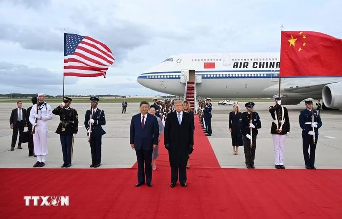 Tổng thống Mỹ Donald Trump đón Chủ tịch Trung Quốc Tập Cận Bình tại Căn cứ không quân Andrews, bang Maryland, ngày 23/9/2026. (Ảnh: THX/TTXVN phát)
