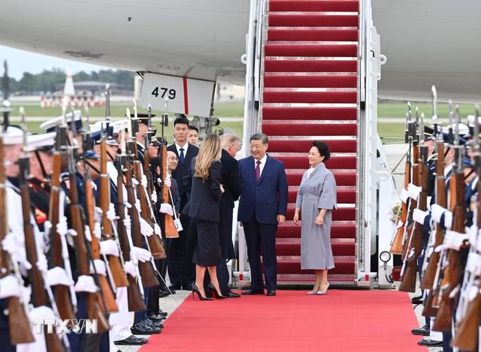 Tổng thống Mỹ Donald Trump và Đệ nhất phu nhân Melania Trump đón Chủ tịch Trung Quốc Tập Cận Bình và phu nhân Bành Lệ Viên tại Căn cứ không quân Andrews, bang Maryland, ngày 23/9/2026. (Ảnh: THX/TTXVN phát)